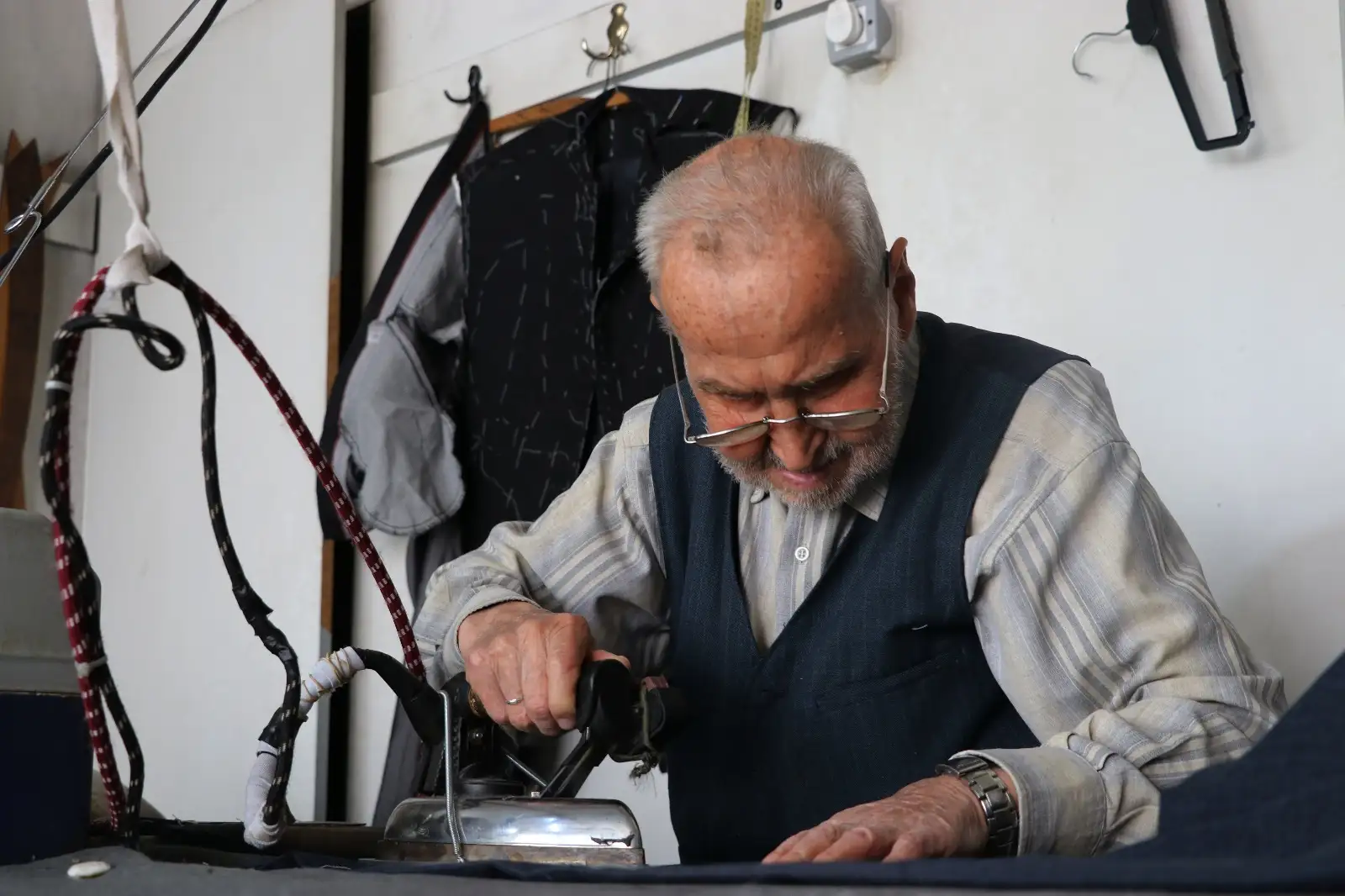 Kütahya’da 91 Yaşındaki İlyas Usta 80 Yıldır Terzilik Yapıyor2