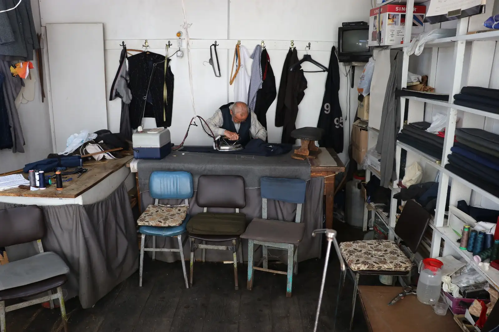 Kütahya’da 91 Yaşındaki İlyas Usta 80 Yıldır Terzilik Yapıyor4