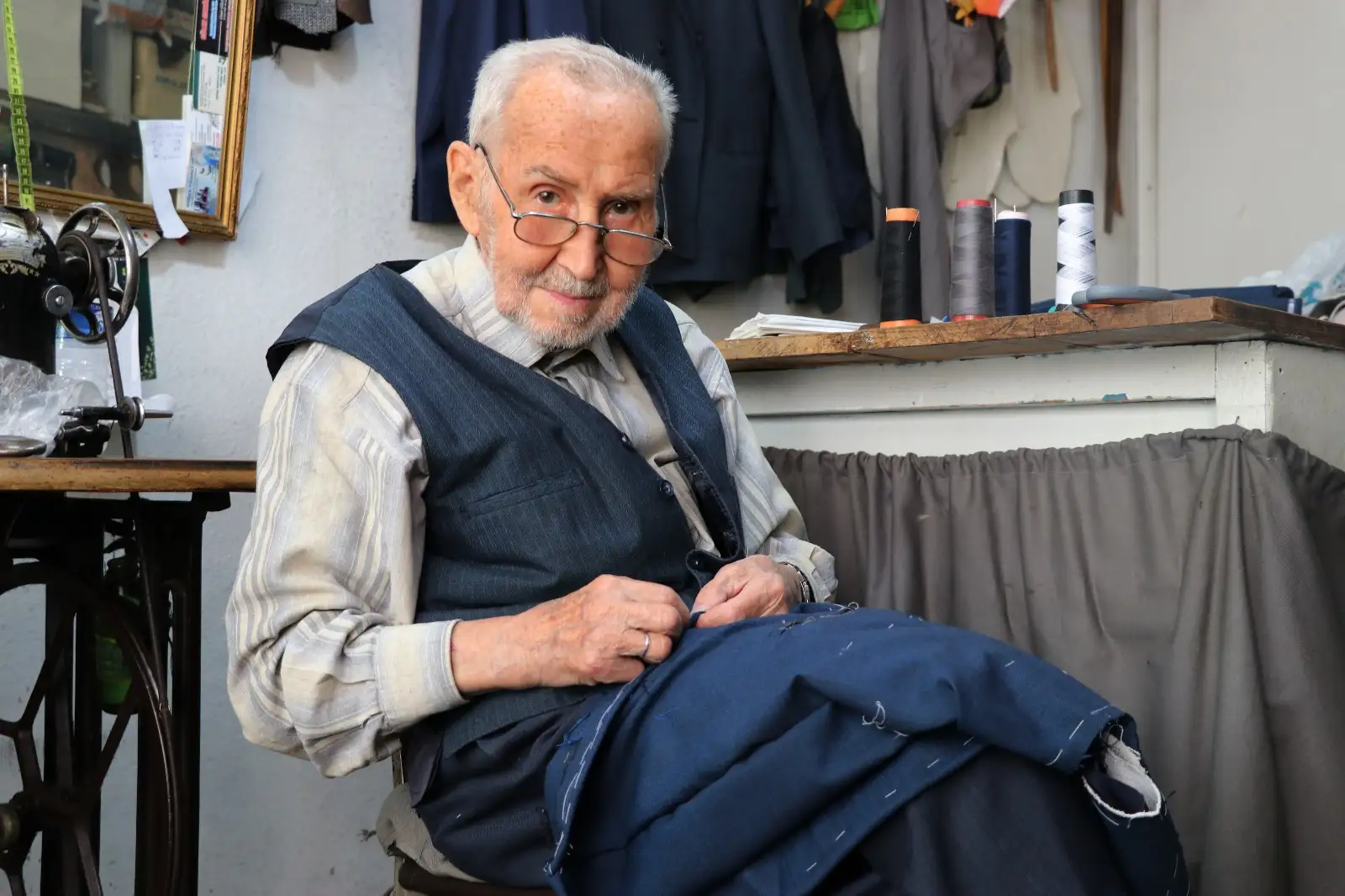 Kütahya’da 91 Yaşındaki İlyas Usta 80 Yıldır Terzilik Yapıyor5
