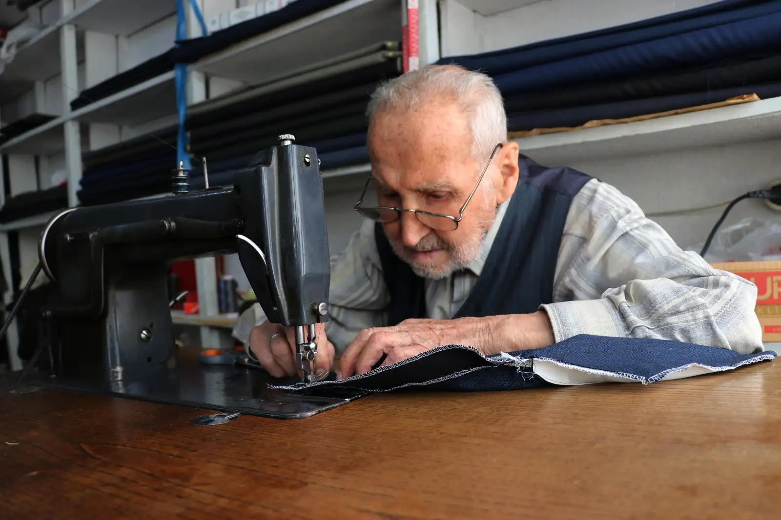 Kütahya’da 91 Yaşındaki İlyas Usta 80 Yıldır Terzilik Yapıyor6