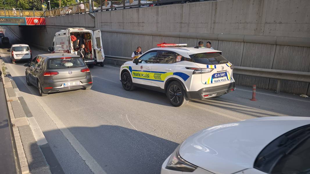Kütahya’da Altgeçitte Motosiklet Devrildi (1)