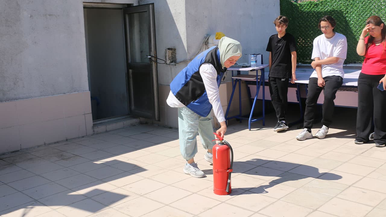 Kütahya’da Analitik Başarı Fen Bilimleri Kursu’nda Yangın Tatbikatı6