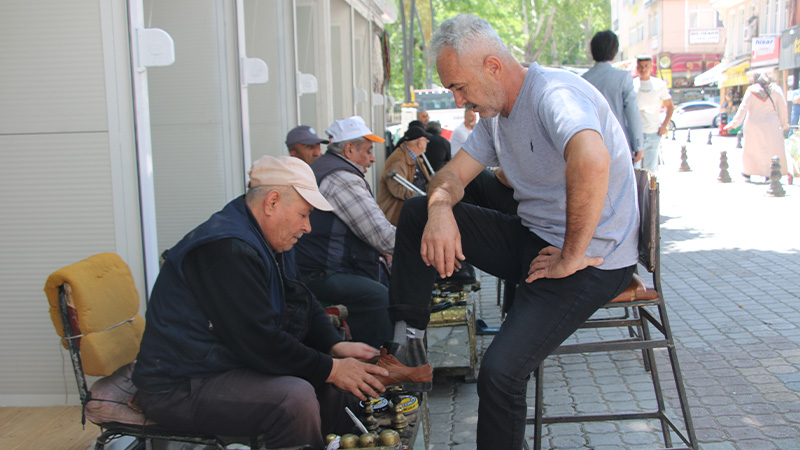 Kütahya’da Ayakkabı Boyacıları Yeni Yerine Taşındı (4)