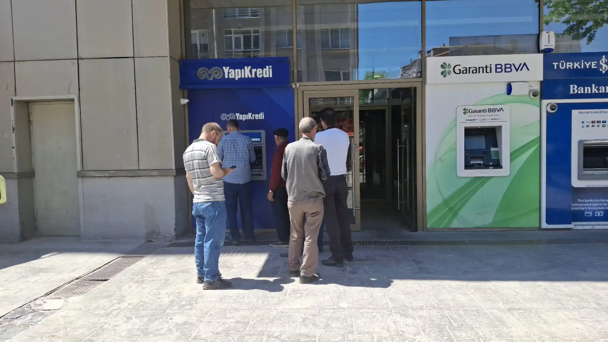 Kütahya’da Bankamatiklerde Uzun Kuyruklar Oluştu