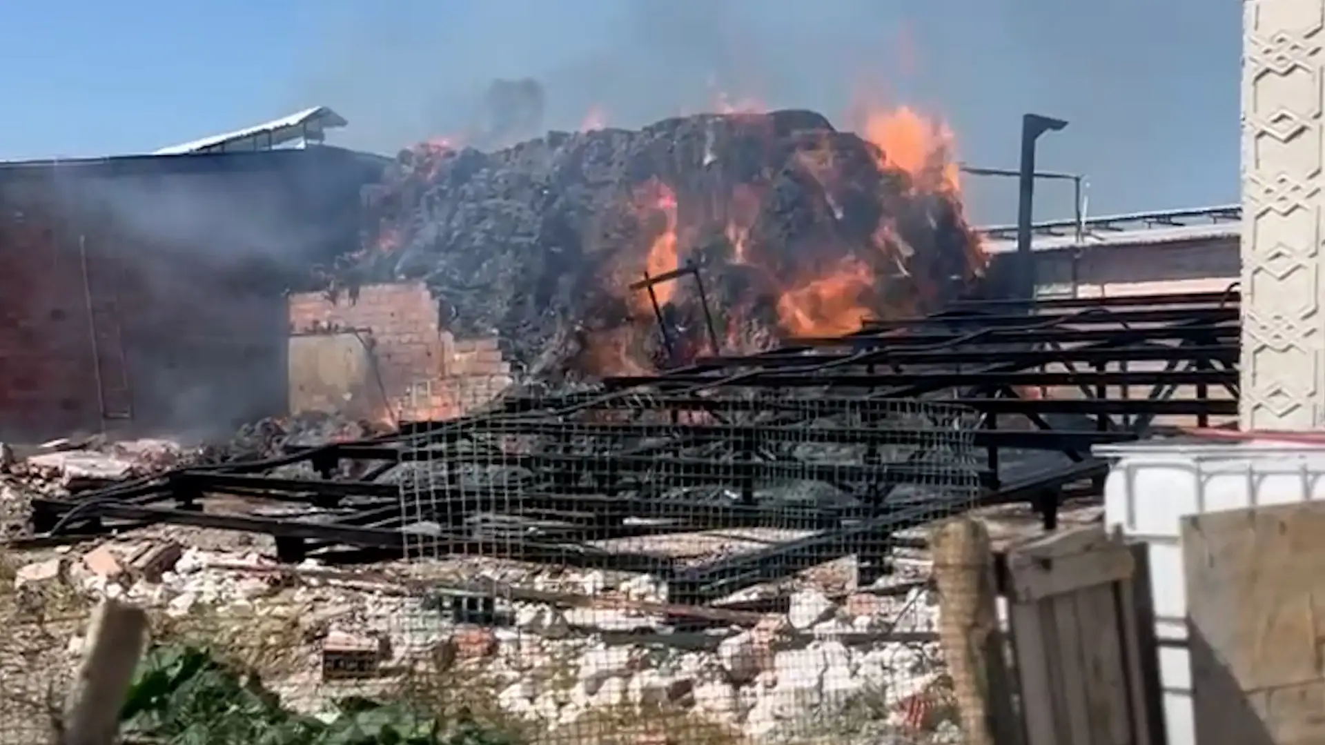 Kütahya'da Çiftlikte Yangında Saman Balyaları Kül Oldu1-1