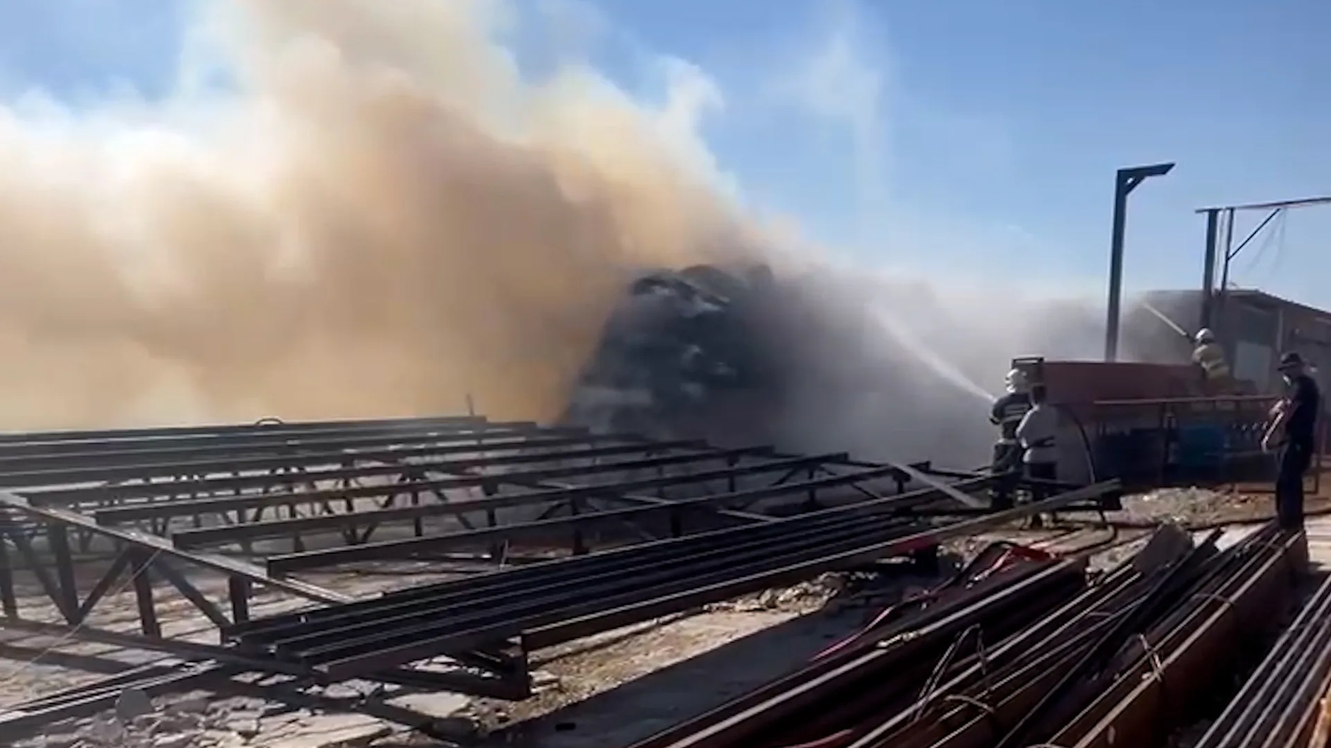 Kütahya'da Çiftlikte Yangında Saman Balyaları Kül Oldu4