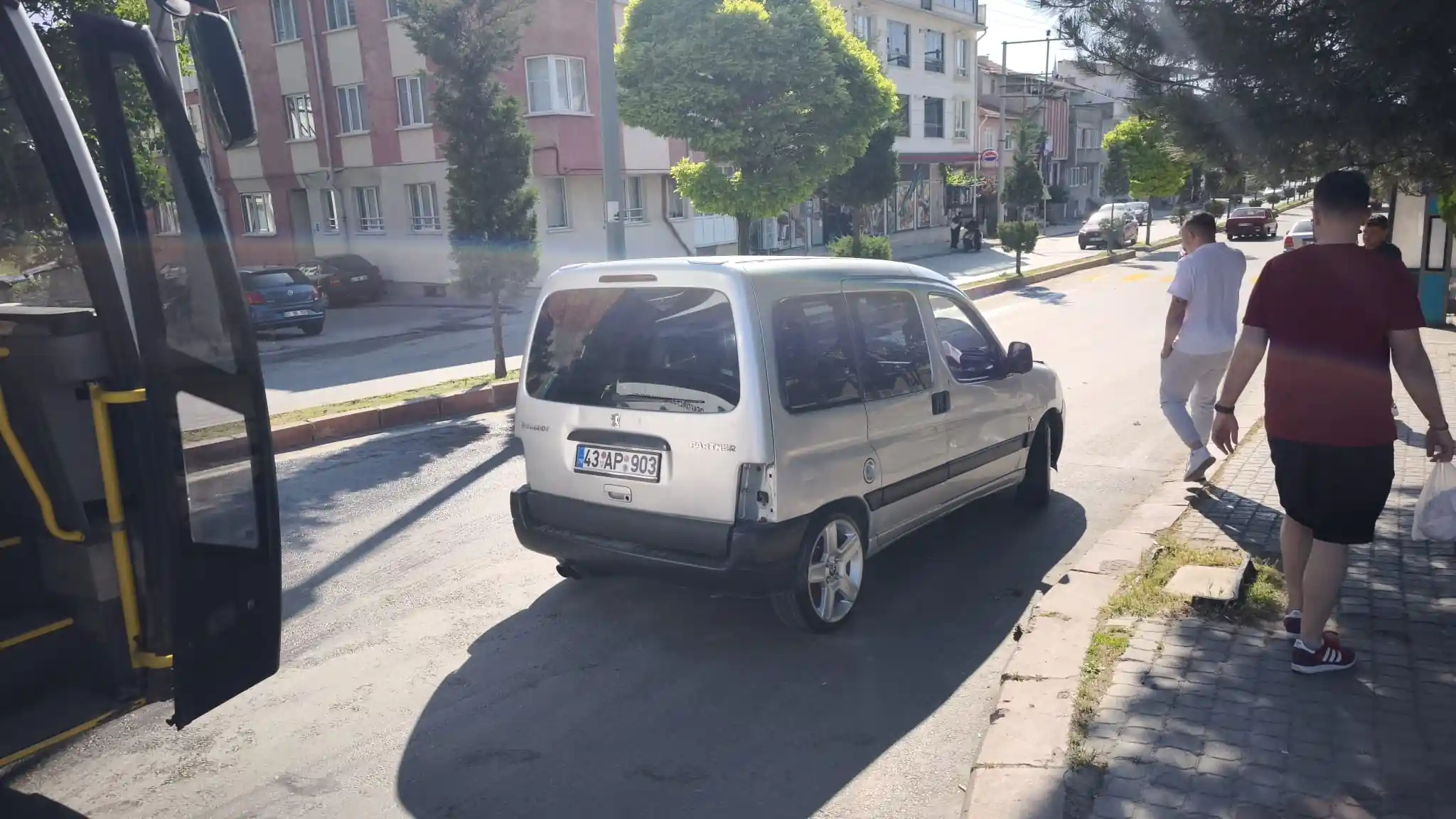 Kütahya’da Hafif Ticari Araç Motosiklete Çarptı 2