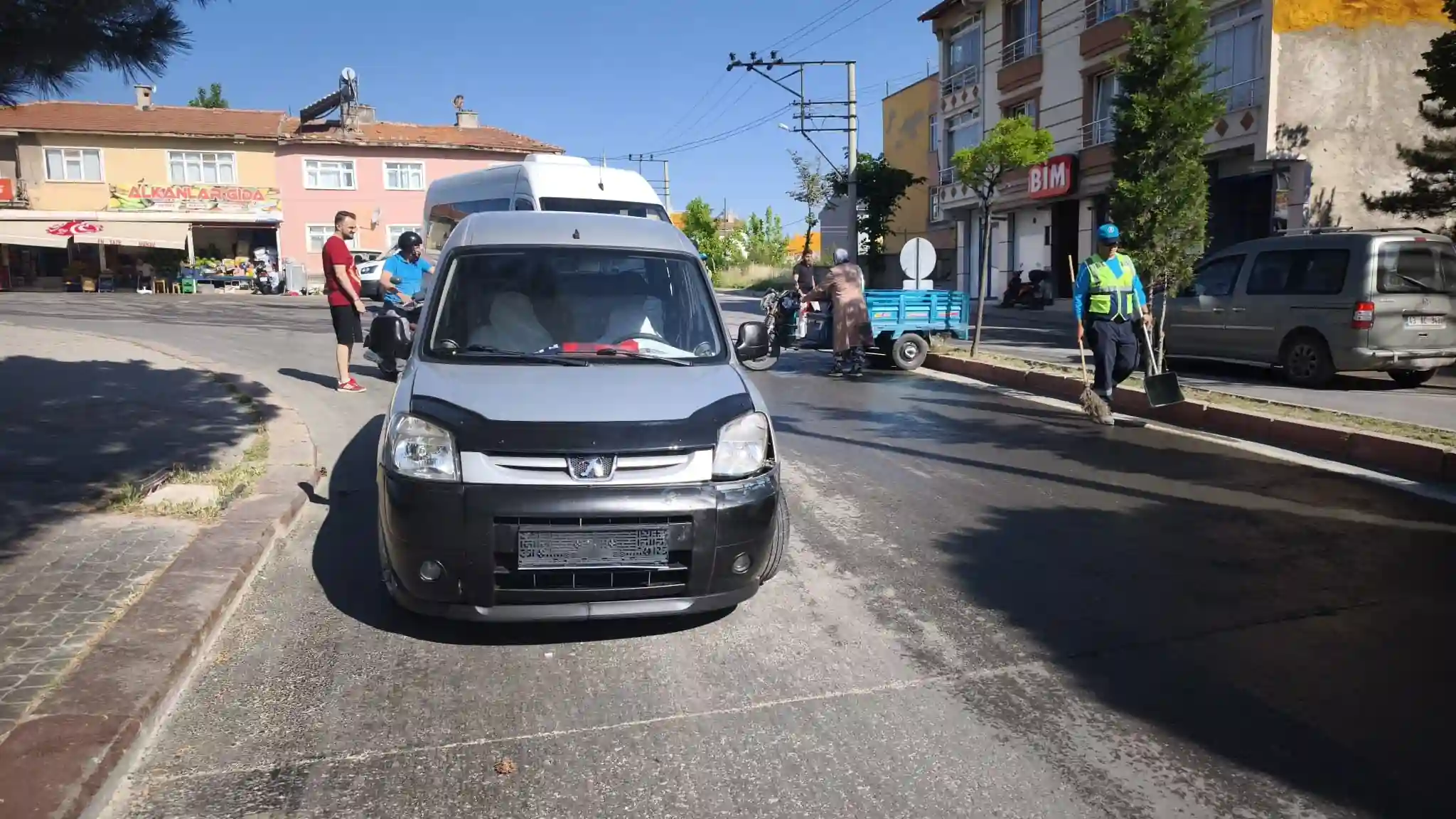 Kütahya’da Hafif Ticari Araç Motosiklete Çarptı