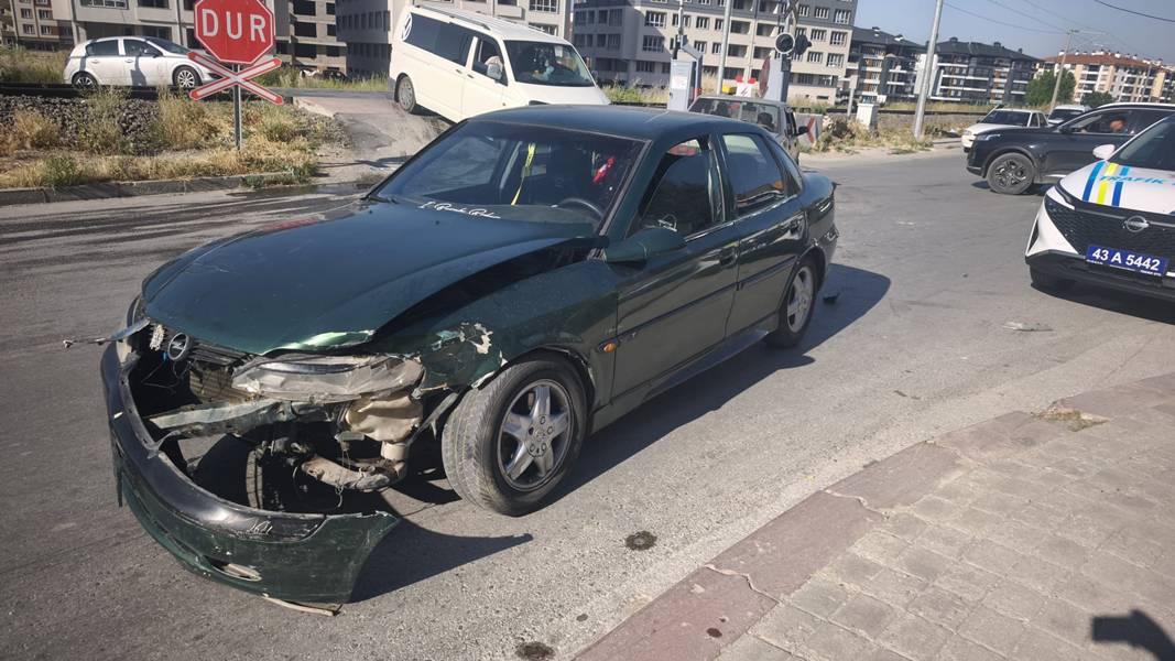 Kütahya’da Iki Otomobil Çarpıştı, 1 Yaralı (1)