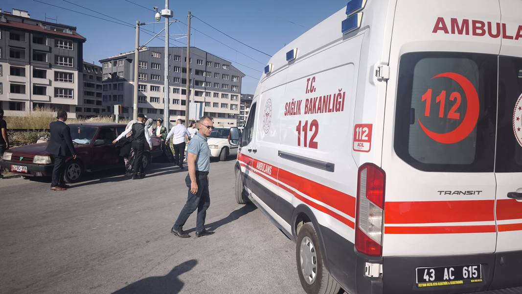 Kütahya’da Iki Otomobil Çarpıştı, 1 Yaralı (3)