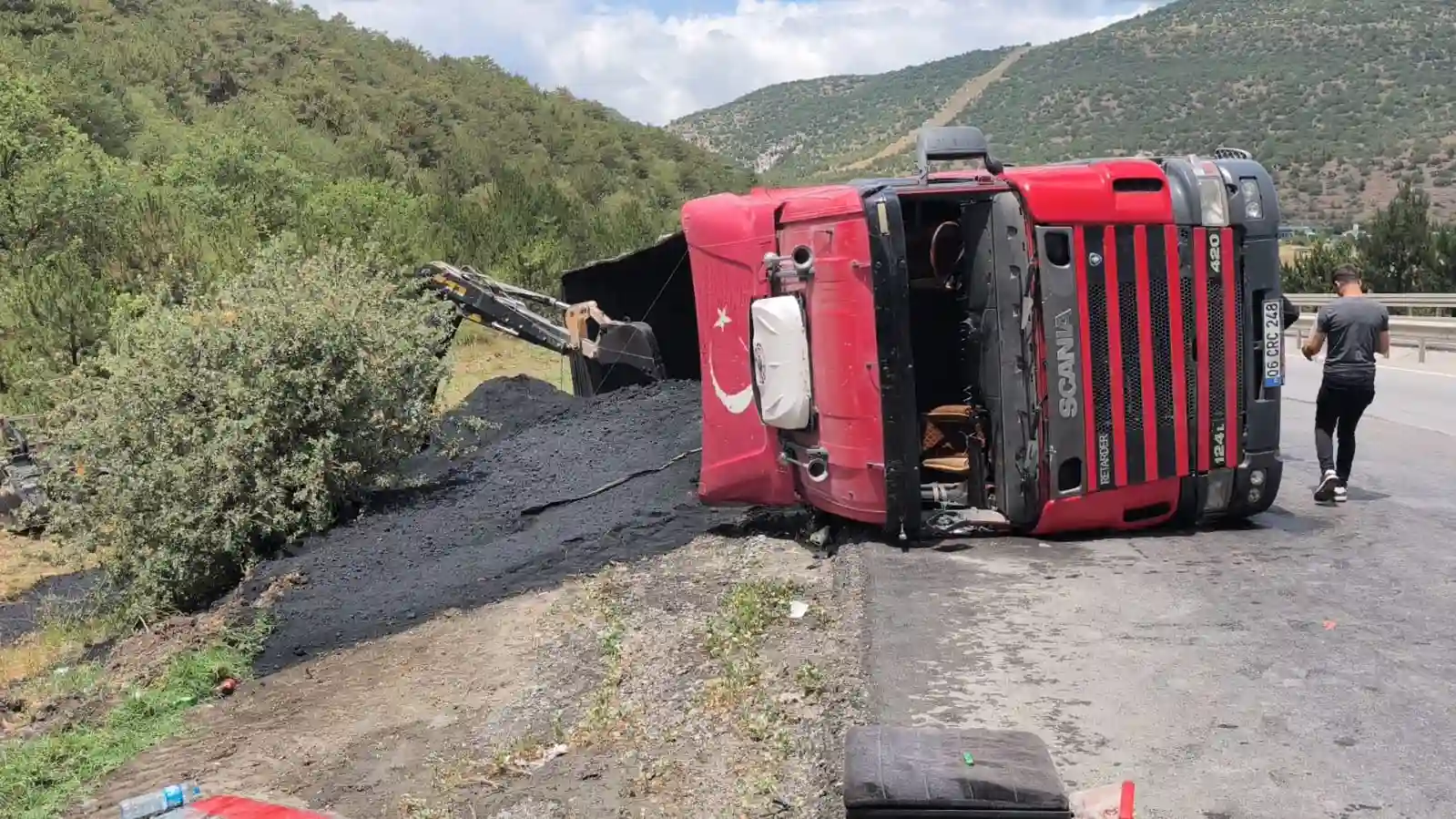 Kütahya'da Kömür Yüklü Tır Devrildi (4)