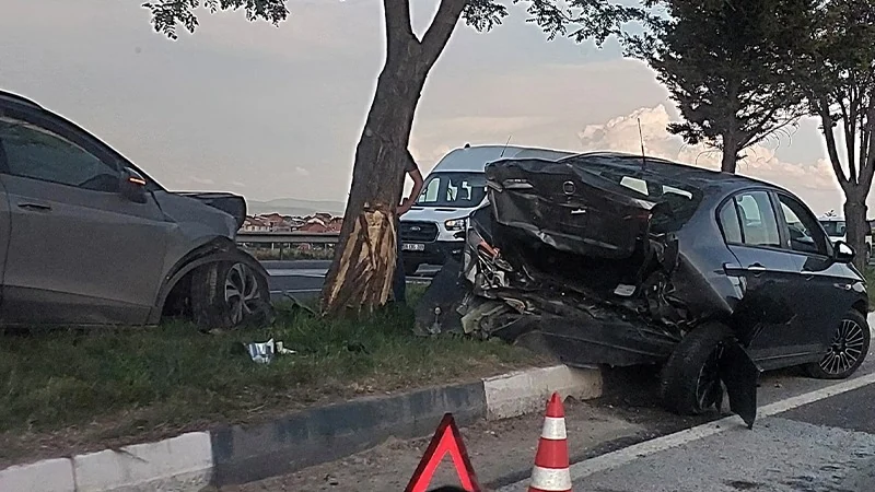 Kütahya’da Lüks Otomobiller Çarpıştı1 2