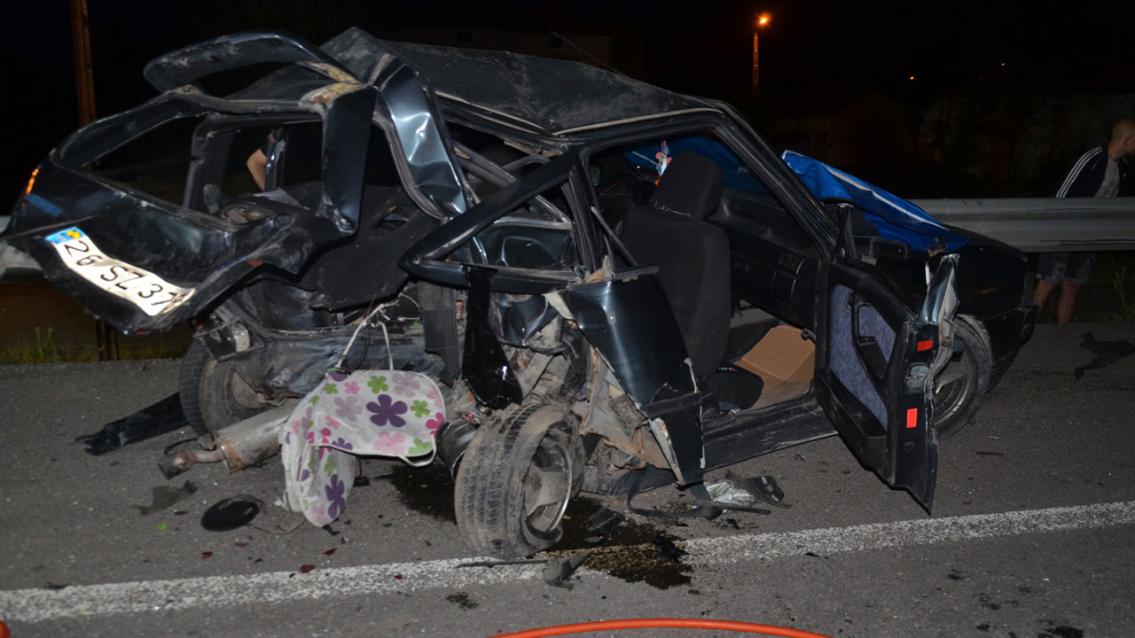 Kütahya'da Minibüs Otomobile Çarptı, Ölü Ve Yaralılar Var1