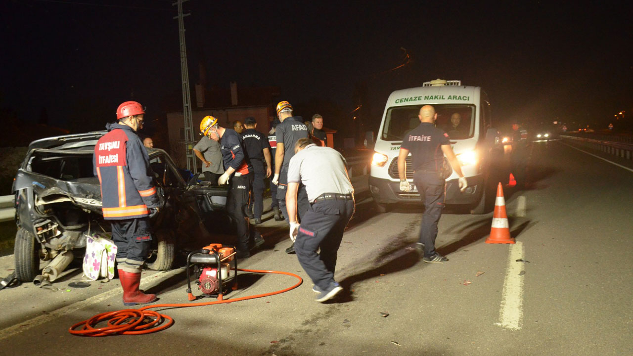 Kütahya'da Minibüs Otomobile Çarptı, Ölü Ve Yaralılar Var3