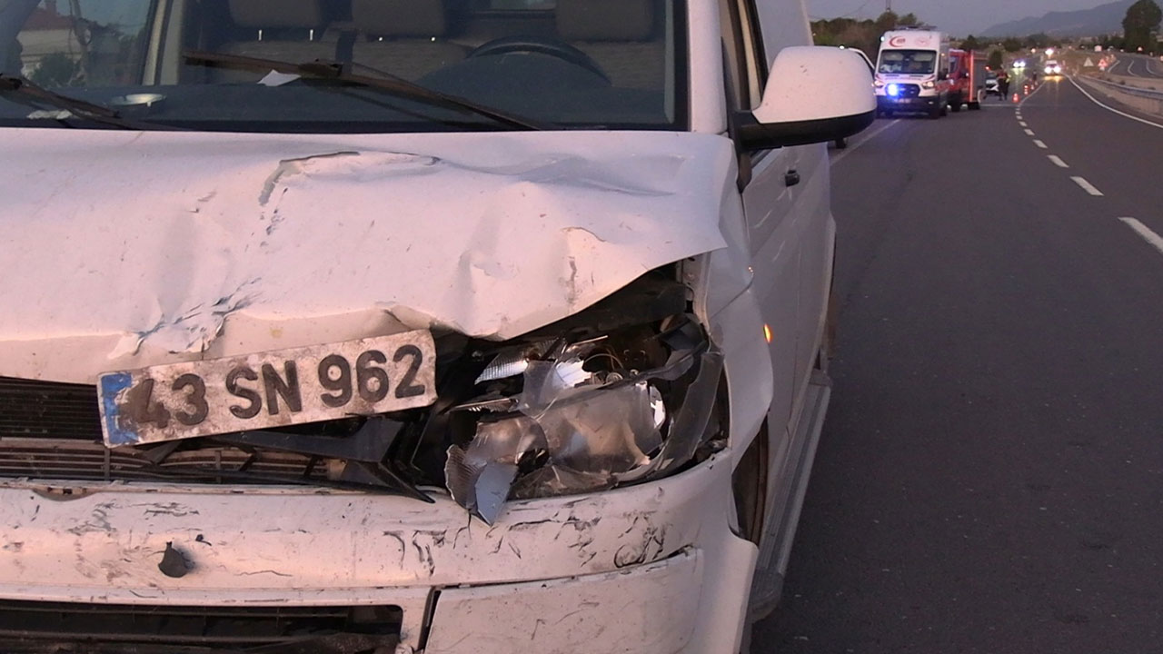 Kütahya'da Minibüs Otomobile Çarptı, Ölü Ve Yaralılar Var4