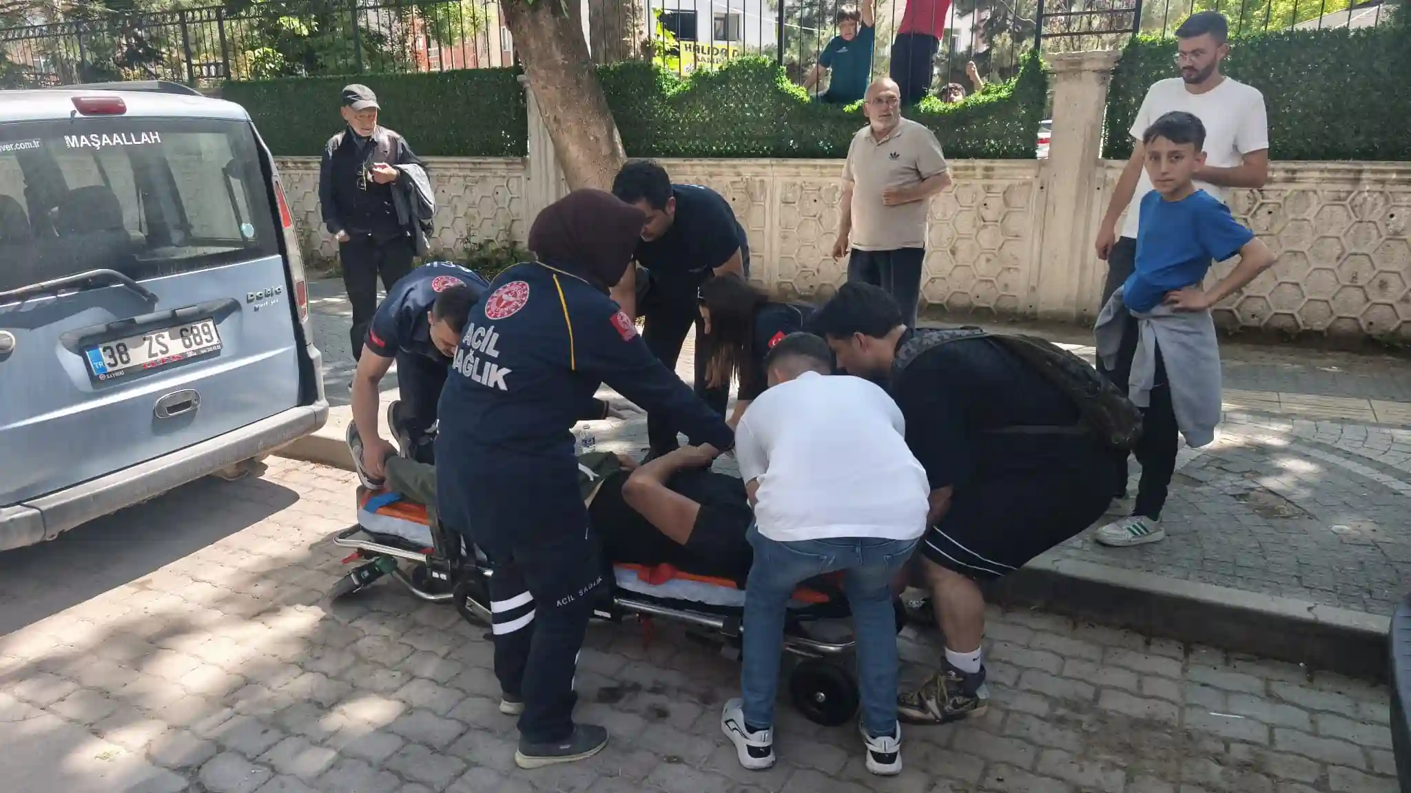 Kütahya’da Motosiklet Kamyonete Çarptı, 1 Yaralı 4