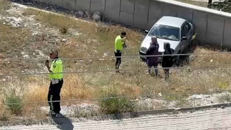Kütahya’da Otomobil Yoldan Çıktı, Boş Araziye Savruldu (1)