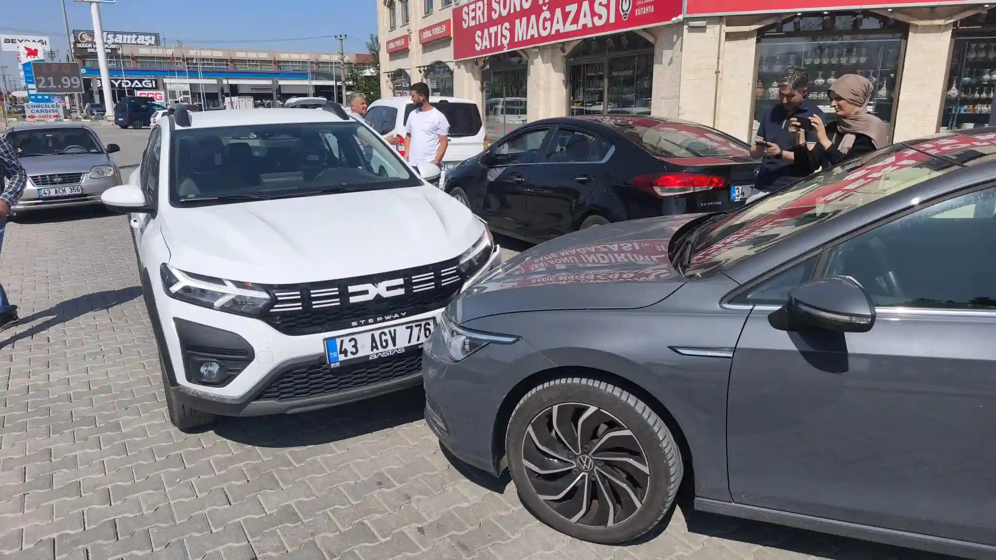 Kütahya’da Otomobiller Kafa Kafaya Çarpıştı 1