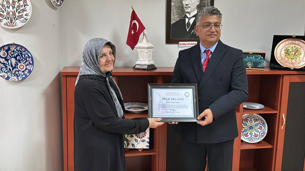 Kütahya'da Sınıf Arkadaşlarının Selma Teyzesi Meslek Yüksek Okulunu Bitirdi (3)