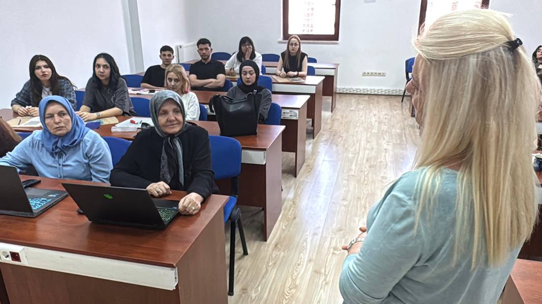 Kütahya'da Sınıf Arkadaşlarının Selma Teyzesi Meslek Yüksek Okulunu Bitirdi (4)