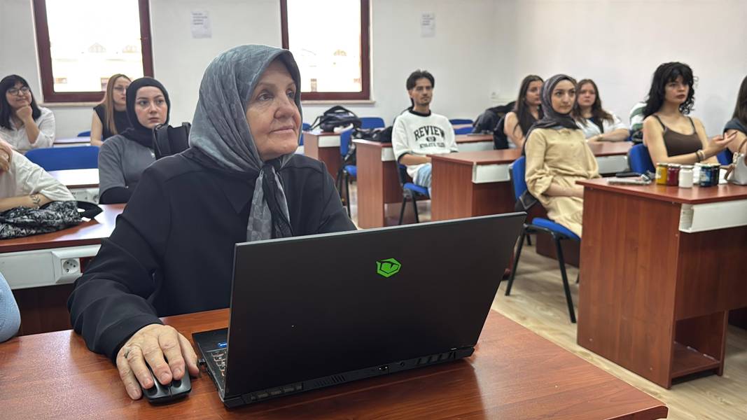 Kütahya'da Sınıf Arkadaşlarının Selma Teyzesi Meslek Yüksek Okulunu Bitirdi (5)