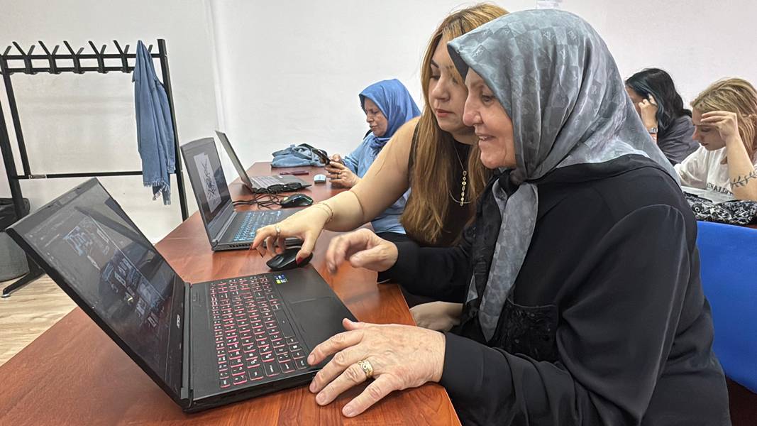 Kütahya'da Sınıf Arkadaşlarının Selma Teyzesi Meslek Yüksek Okulunu Bitirdi (7)