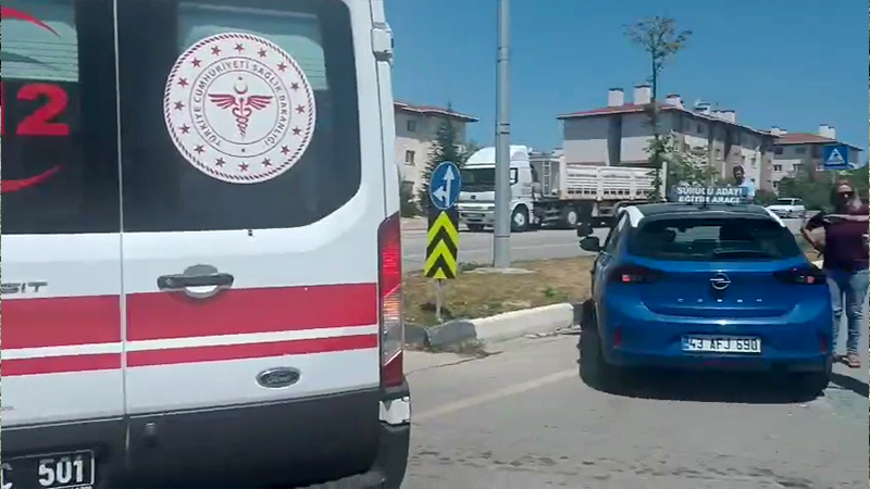 Kütahya’da Sürücü Adayı, Özel Halk Otobüsüne Çarptı (2)