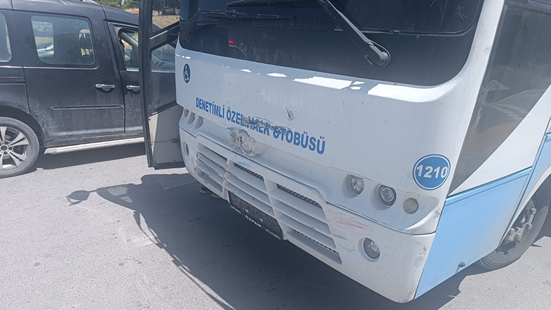 Kütahya’da Sürücü Adayı, Özel Halk Otobüsüne Çarptı (4)