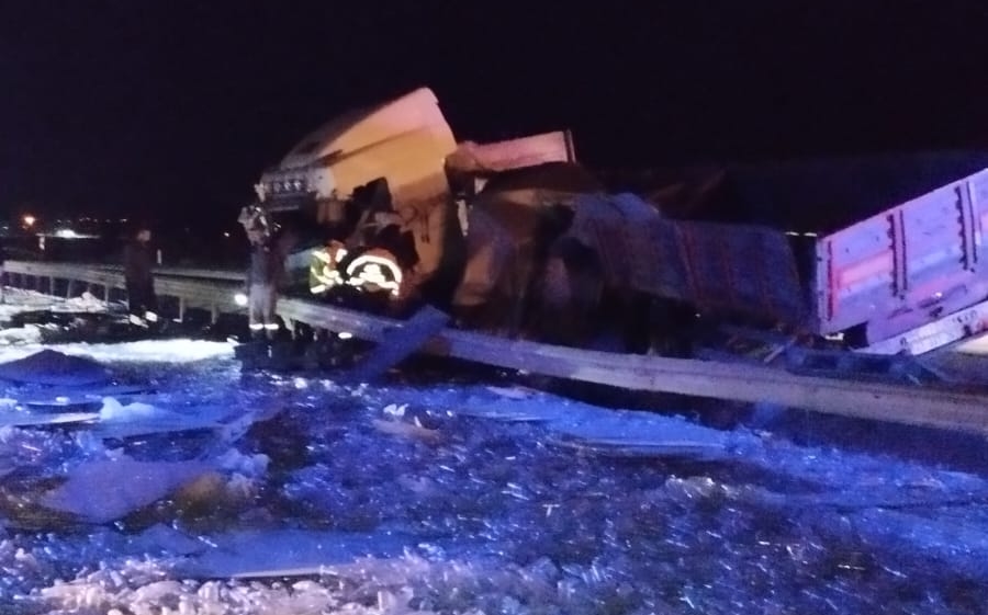 Kütahya'da Tır Bariyerlere Çarptı, Sürücü Öldü 001