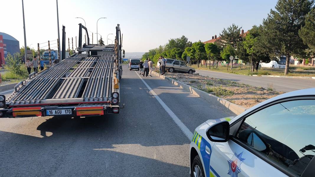 Kütahya’da Tır Otomobile Çarptı (1)