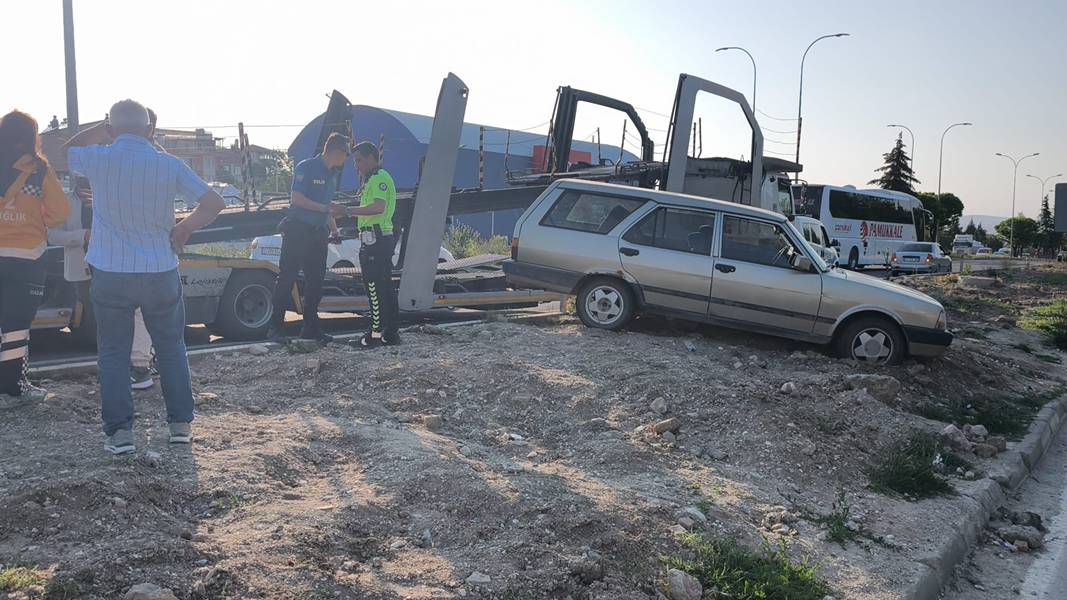 Kütahya’da Tır Otomobile Çarptı (2)