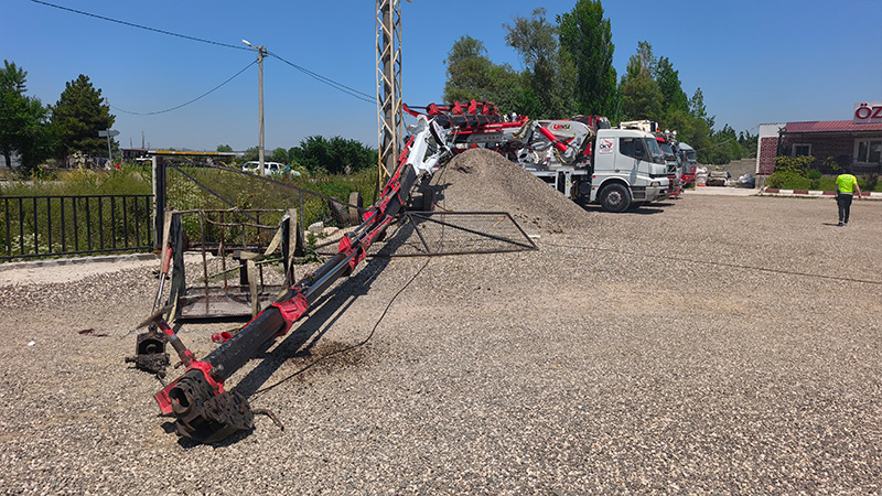 Kütahya'da Vinç Devrildi, 2 Yaralı (2)