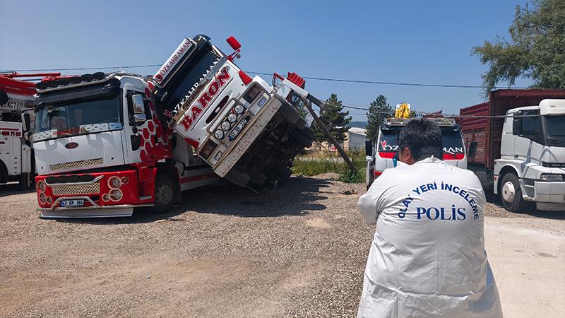 Kütahya'da Vinç Devrildi, 2 Yaralı (3)