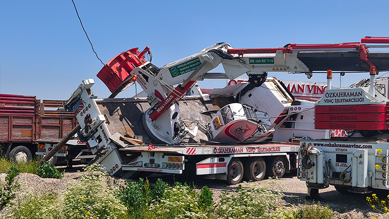 Kütahya'da Vinç Devrildi, 2 Yaralı (4)