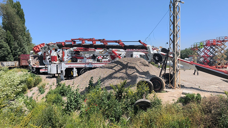 Kütahya'da Vinç Devrildi, 2 Yaralı (5)