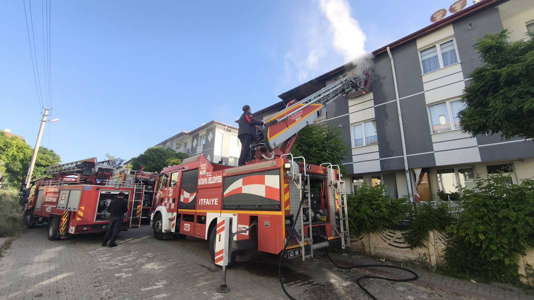 Kütahya'da Yangında Mahsur Kalan Yaşlı Kadını Itfaiye Kurtardı (1)