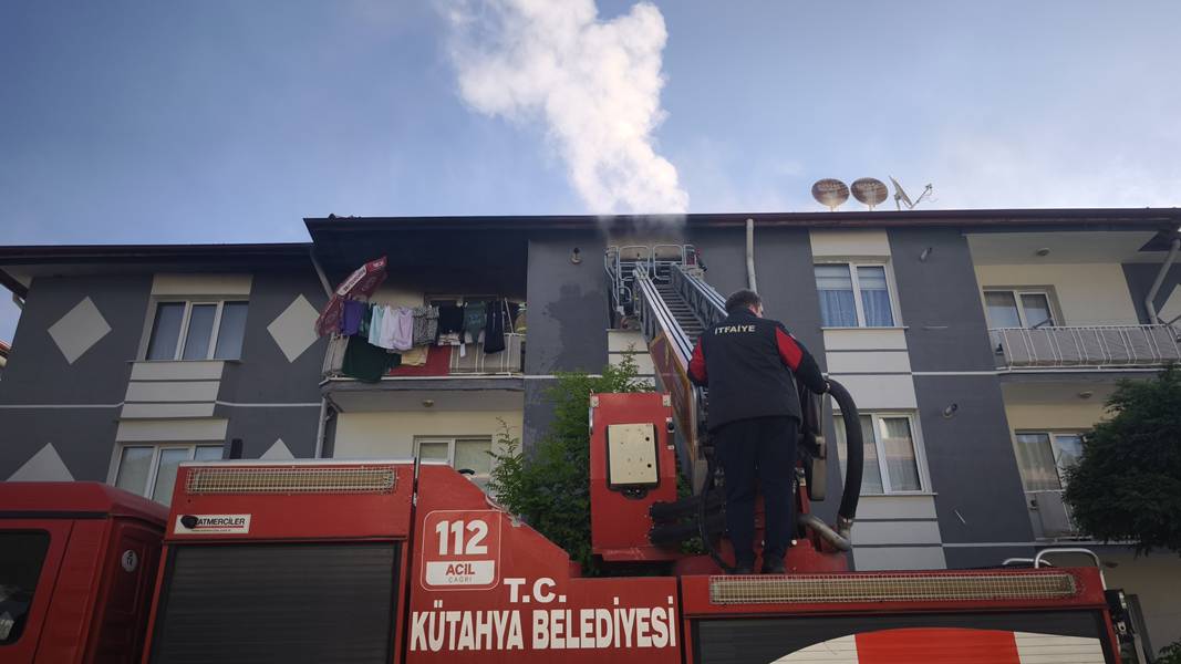Kütahya'da Yangında Mahsur Kalan Yaşlı Kadını Itfaiye Kurtardı (2)