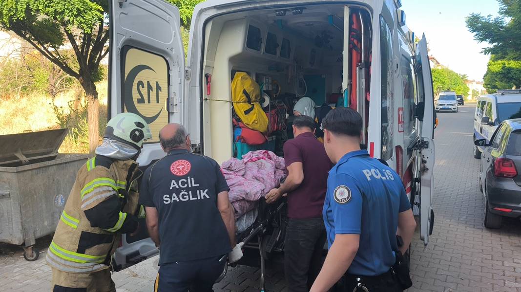 Kütahya'da Yangında Mahsur Kalan Yaşlı Kadını Itfaiye Kurtardı (3)