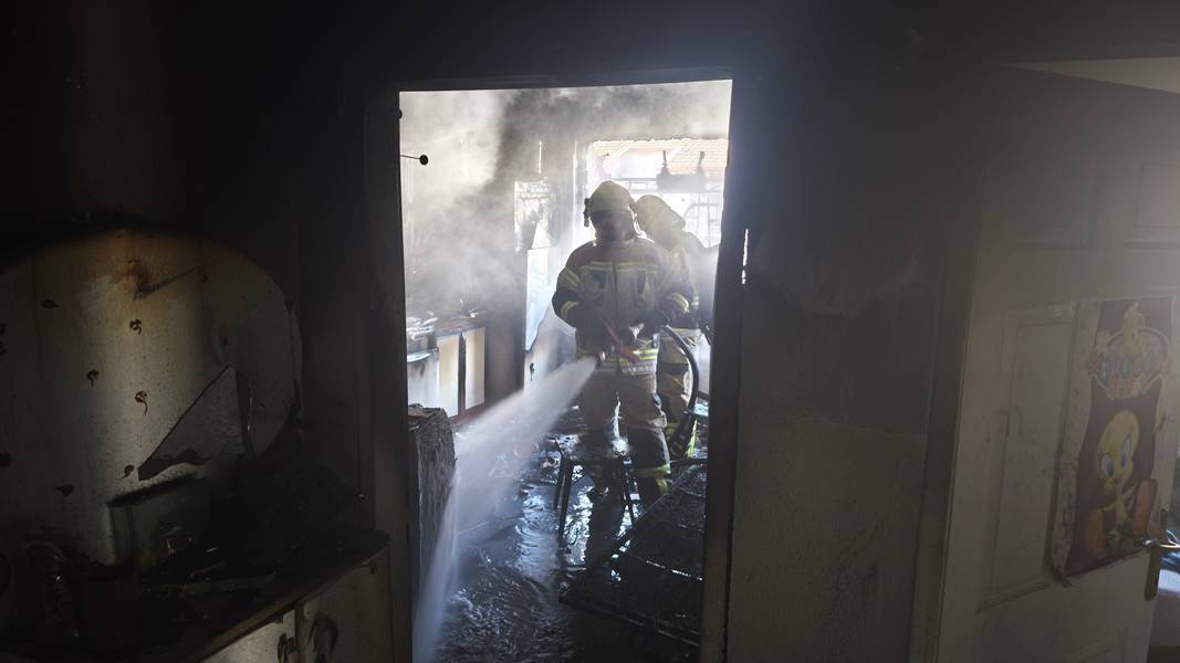 Kütahya'da Yangında Mahsur Kalan Yaşlı Kadını Itfaiye Kurtardı (4)