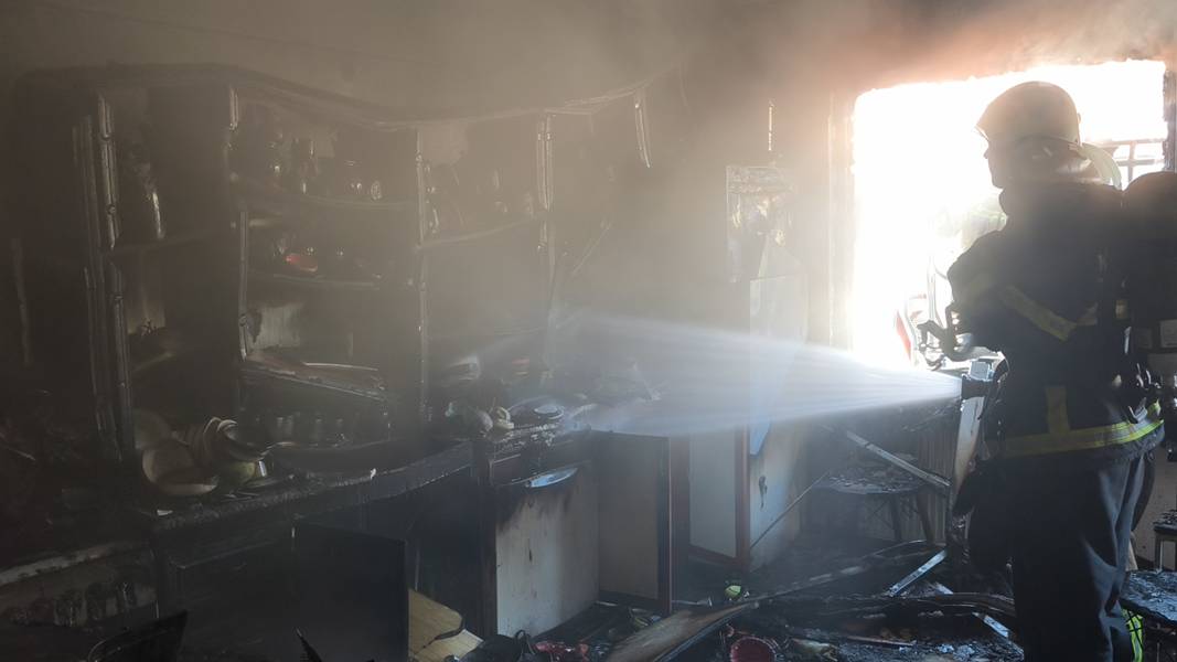 Kütahya'da Yangında Mahsur Kalan Yaşlı Kadını Itfaiye Kurtardı (5)