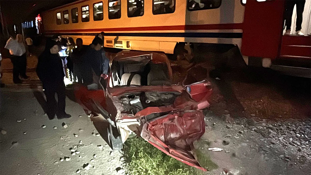 Kütahya’da Yolcu Treni Otomobili Biçti3