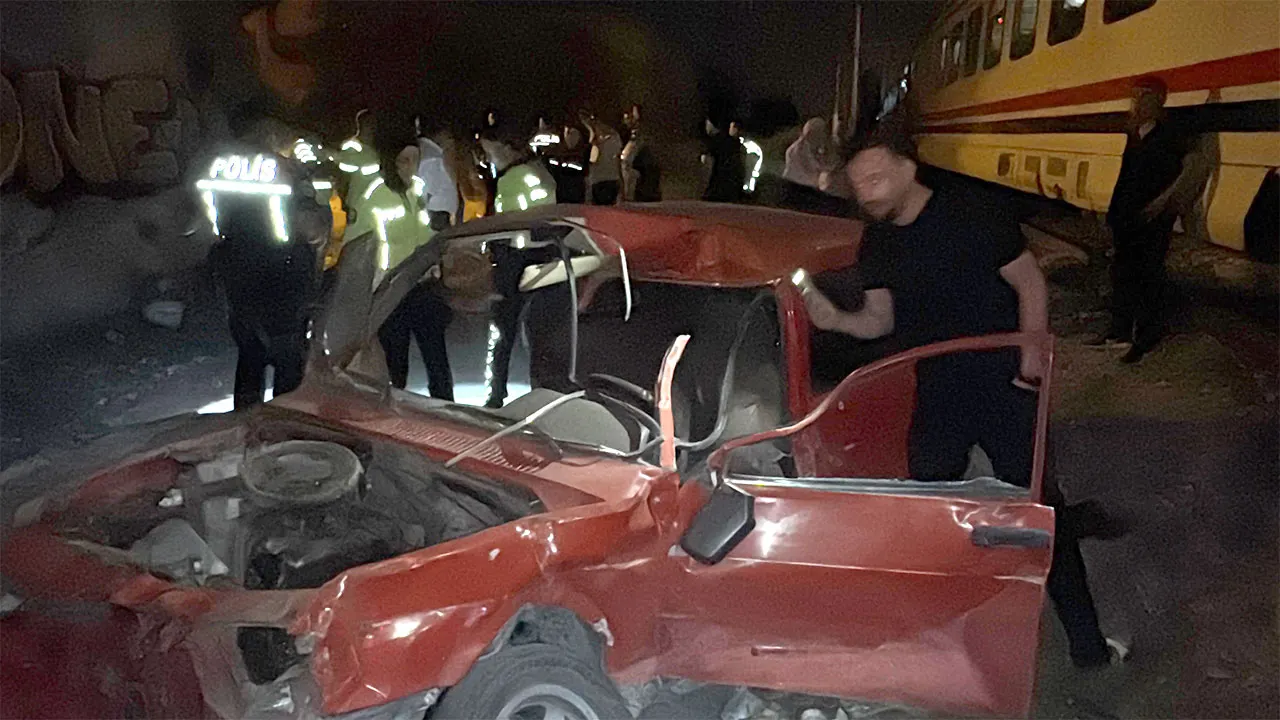 Kütahya’da Yolcu Treni Otomobili Biçti6