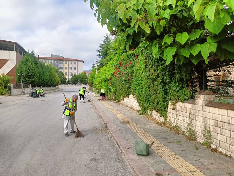 Kütahya’da Zafer Kalkınma Ajansı Çevresi Temizlendi (3)-1
