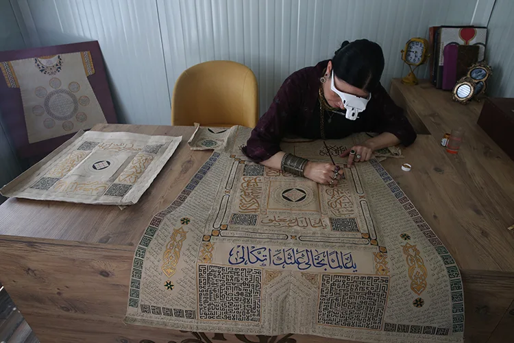 Osmanlı’nın Tılsımlı Gömlek Geleneği Modern Tablolara Uyarlanıyor 3