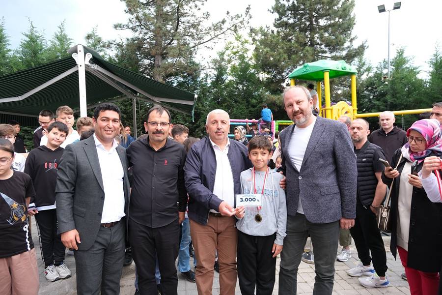 Tavşanlı'da Gençlik Satranç Turnuvasında Ödüller Sahiplerini Buldu (1)-1