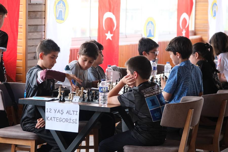 Tavşanlı'da Gençlik Satranç Turnuvasında Ödüller Sahiplerini Buldu (3)-1