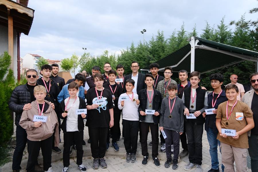 Tavşanlı'da Gençlik Satranç Turnuvasında Ödüller Sahiplerini Buldu (4)-1