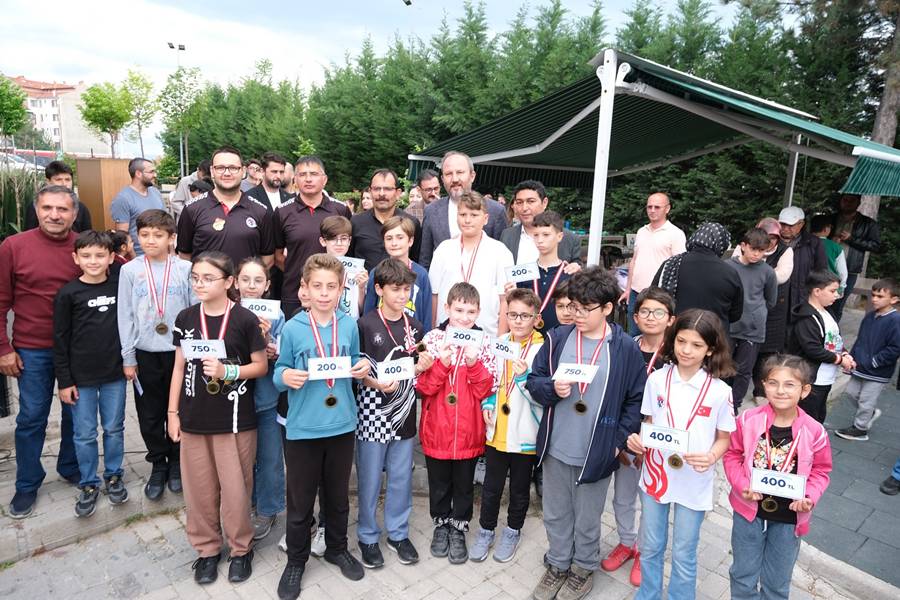 Tavşanlı'da Gençlik Satranç Turnuvasında Ödüller Sahiplerini Buldu (5)-1