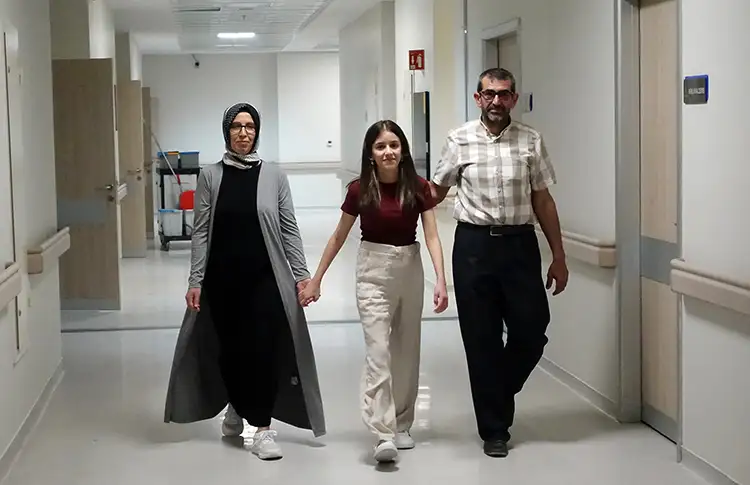 Yanık Sonrası Amputasyon Riski Bulunan Voleybolcunun Bacağı Korundu1