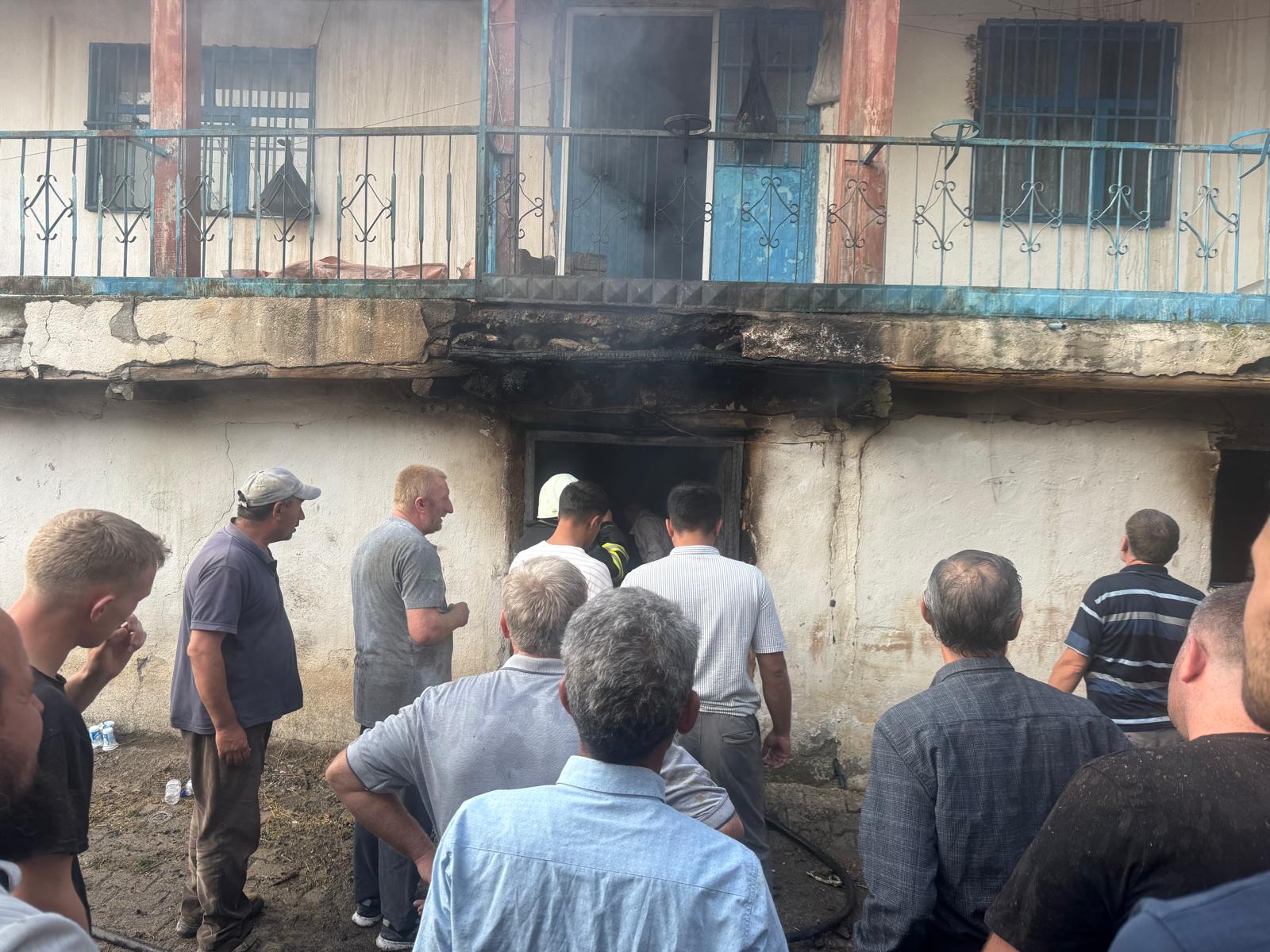 Afyonkarahisar'da Iki Katlı Ahşap Evde Yangın Çıktı2